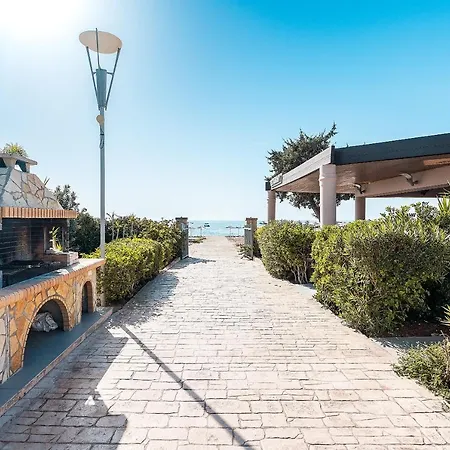 Amaryllis Front House شقة فندقية 4*